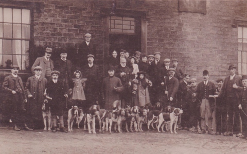 Sheffield Harriers outside The Stanhope Arms at Dunford, c.1900–1910